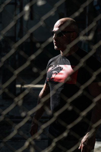 Koszulka T-shirt Dobermans Aggressive "NEVER FORGETS" TS379 - brązowa